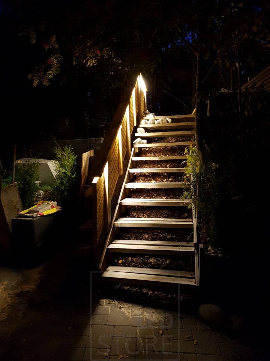 Eclairage indirect sur une rampe d'escalier extérieure avec une bande LED.